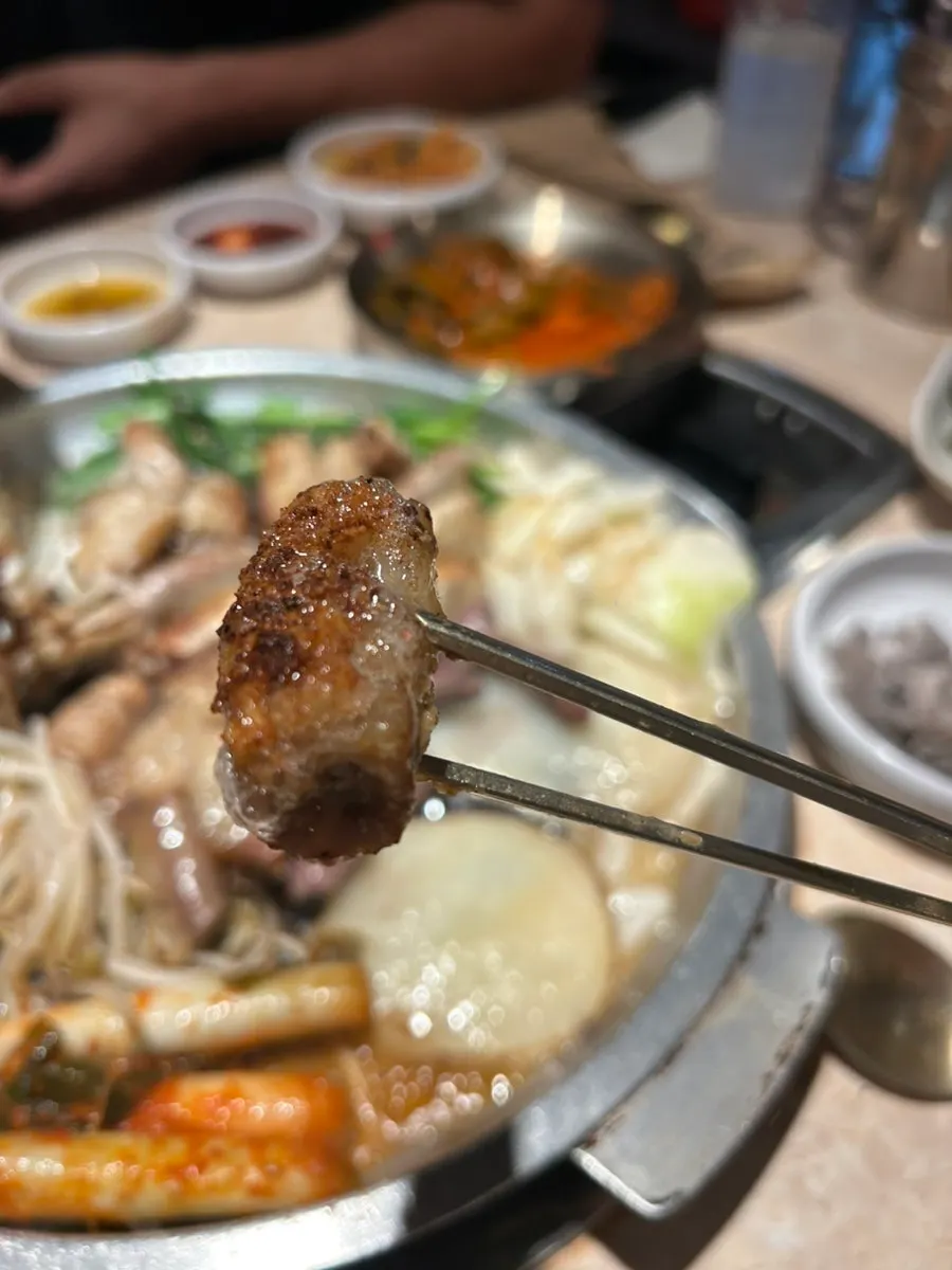 겉이 노릇하게 구워진 곱창 클로즈업