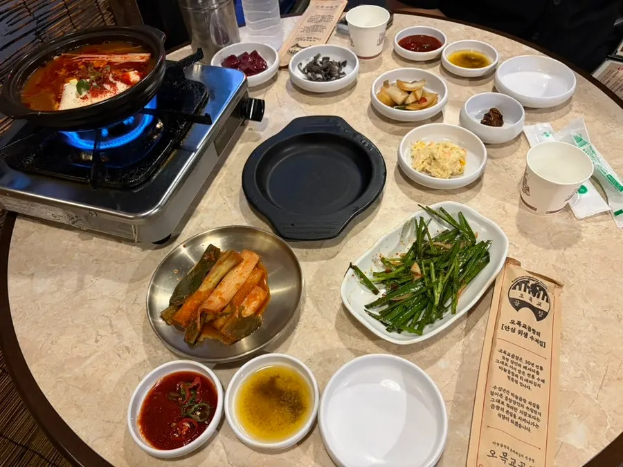 서비스로 나온 얼큰 순두부찌개와 밑반찬 한상