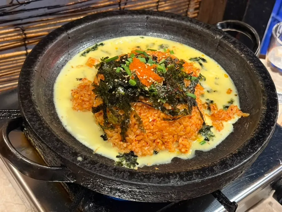 불판에 올려진 오목교 볶음밥과 계란