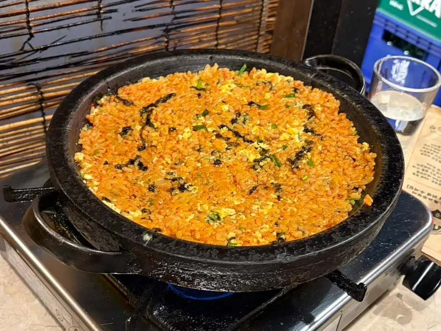 넓게 펼쳐 누룽지처럼 익힌 볶음밥