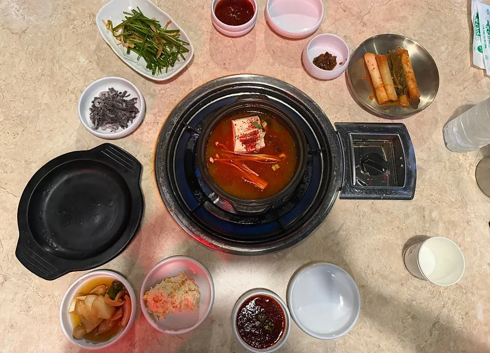 마늘곱창과 모둠곱창 상차림