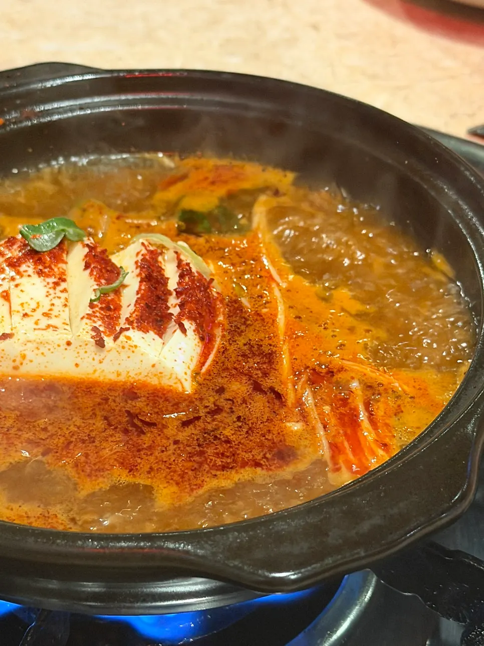 기본찬으로 나온 얼큰 순두부찌개