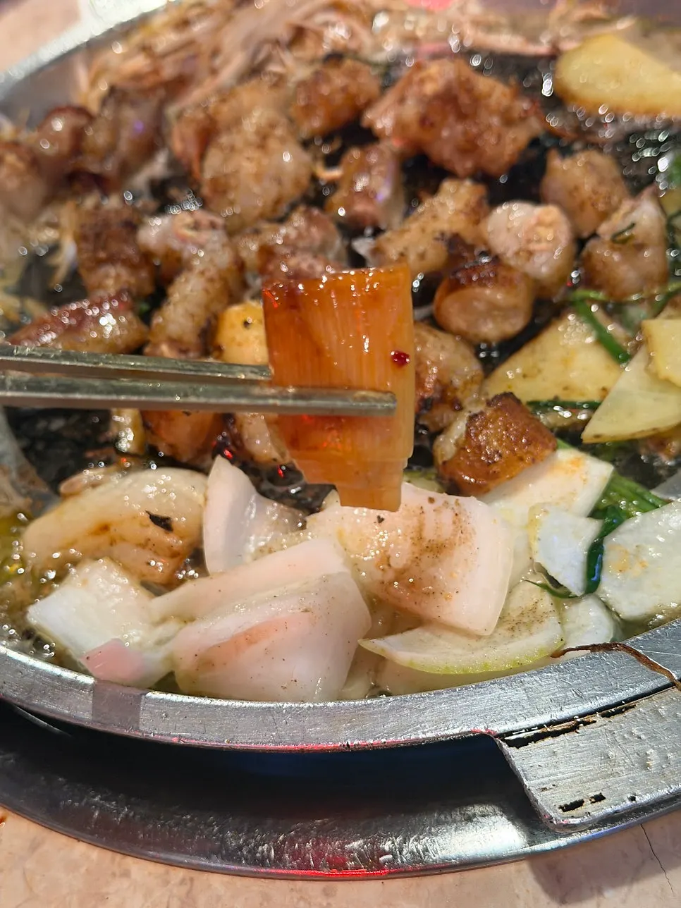 구워진 마늘곱창 한 점