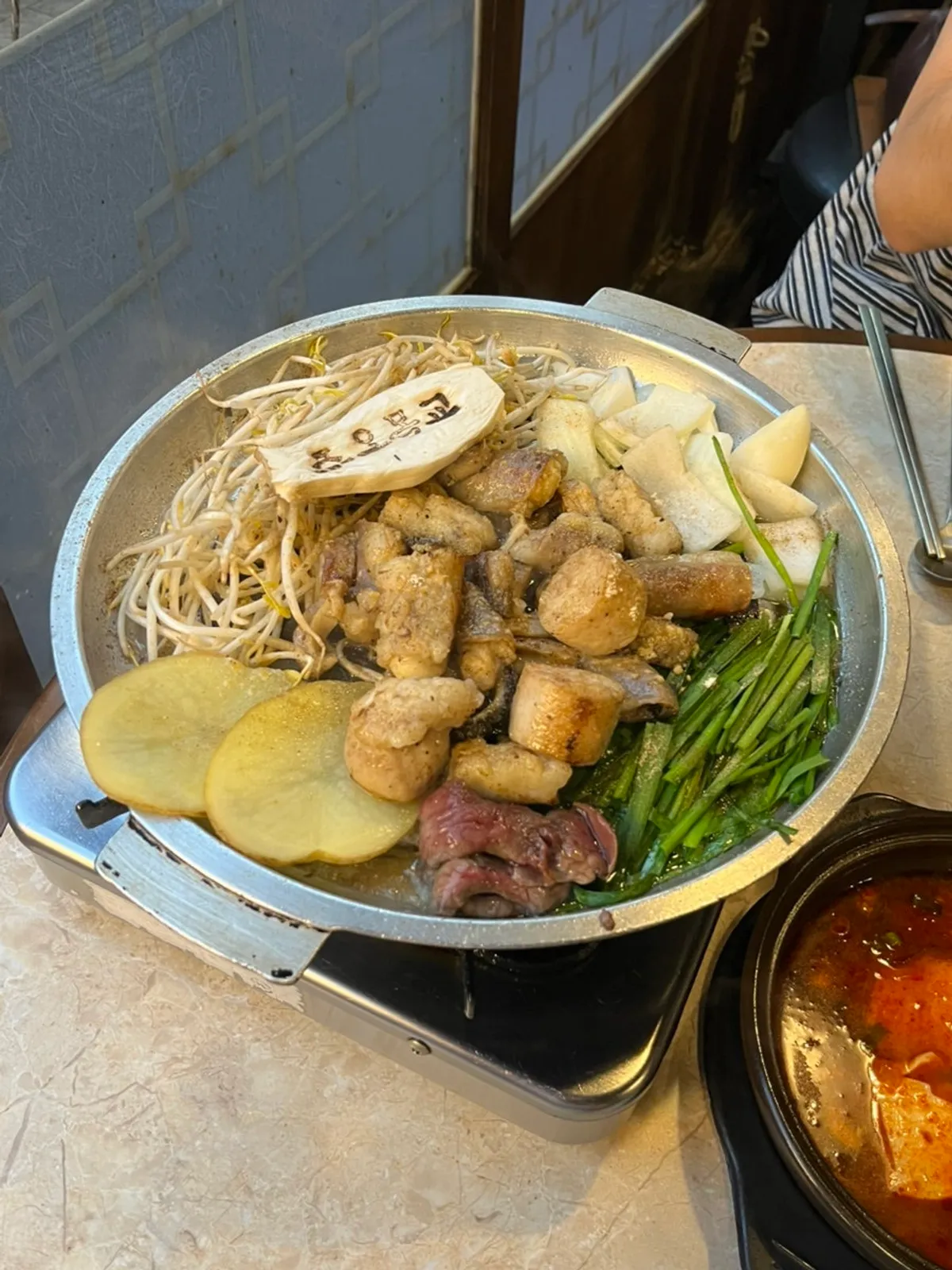 기본찬과 순두부찌개가 깔린 상차림