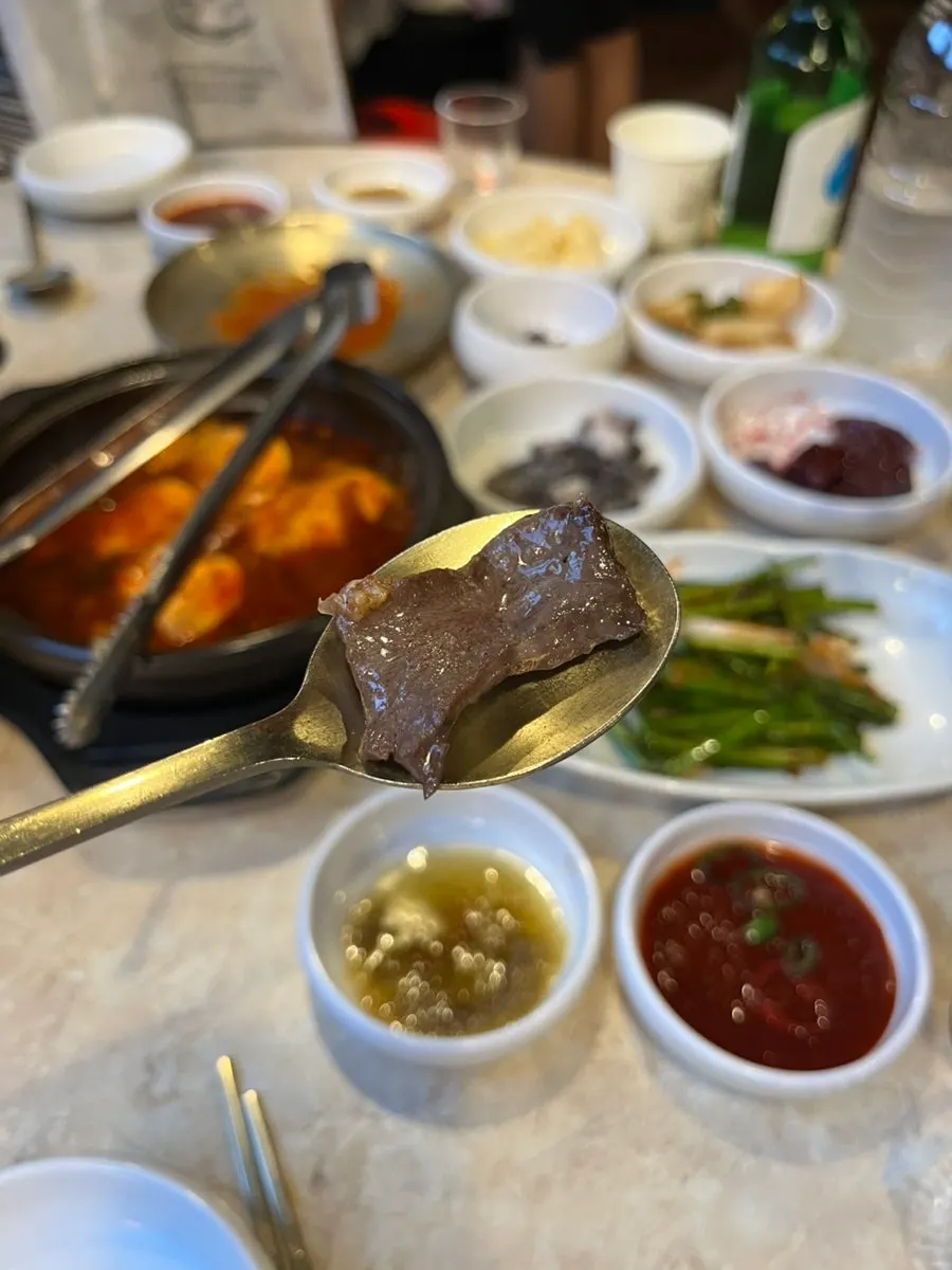 불판 위에서 익어가는 모듬곱창과 채소