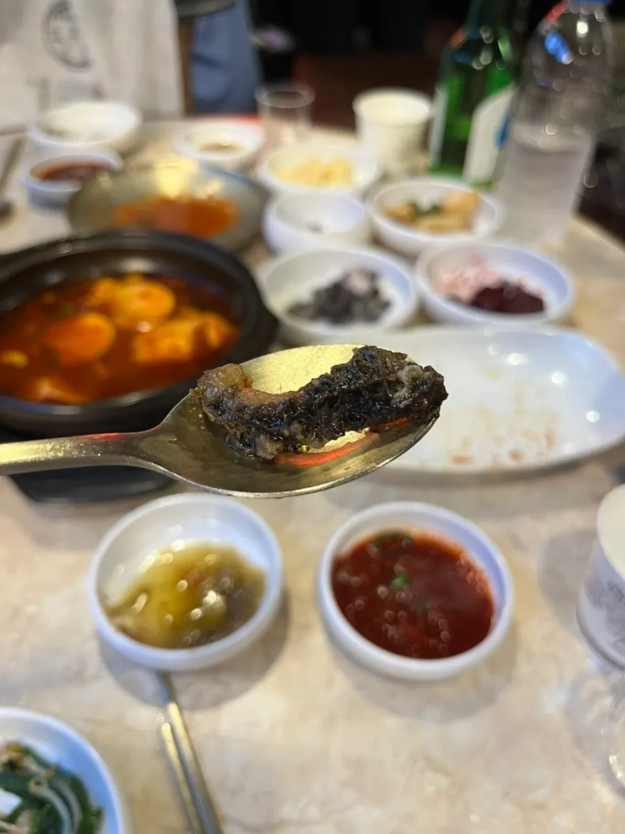 소주잔과 함께 구워지는 곱창