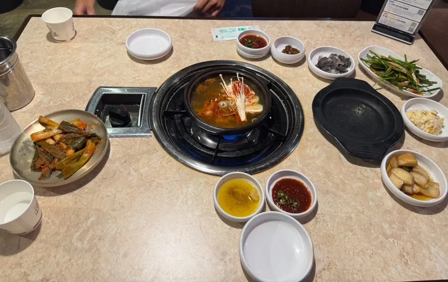 기본으로 나온 순두부찌개와 밑반찬