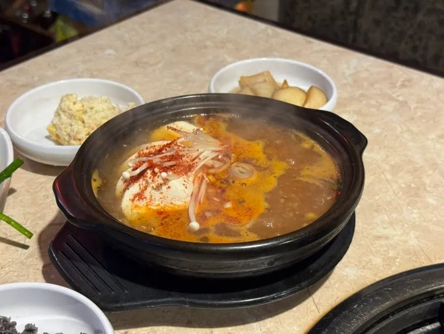얼큰한 순두부찌개 한 그릇