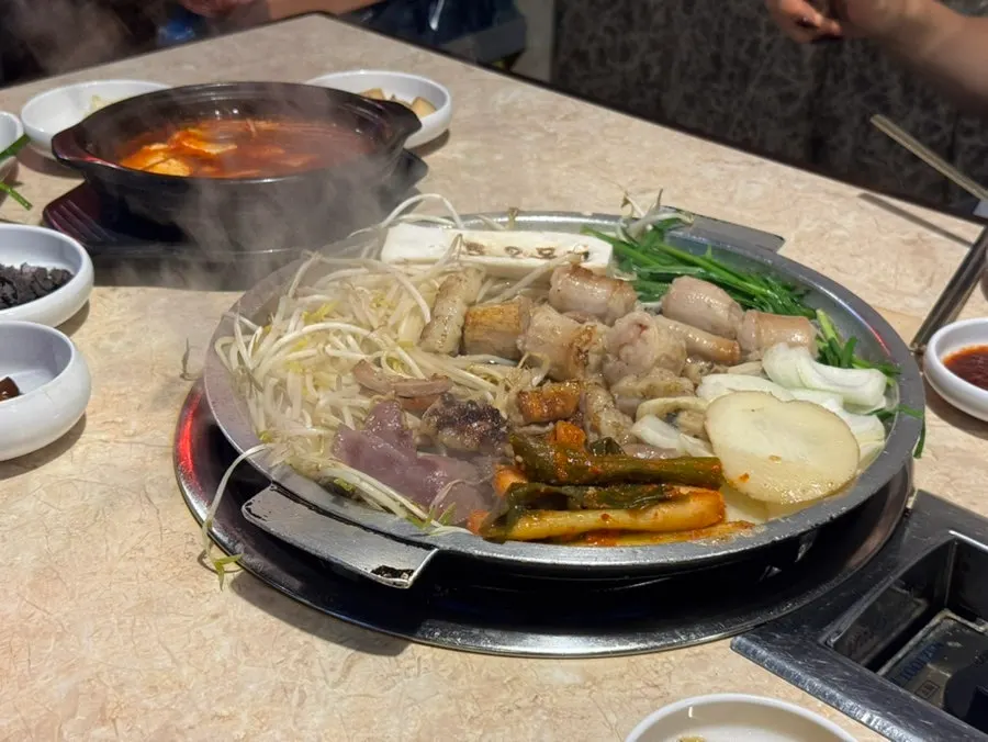 불판에 오른 모듬곱창 2인분