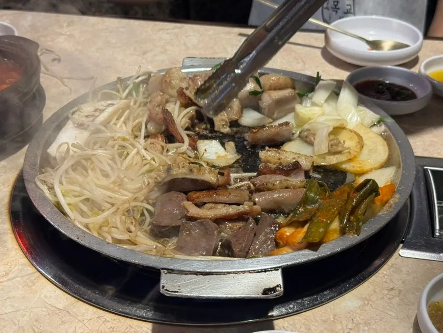 구워지는 마늘곱창과 대창