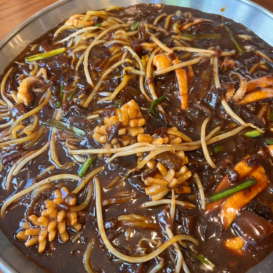 Jjampong with seafood