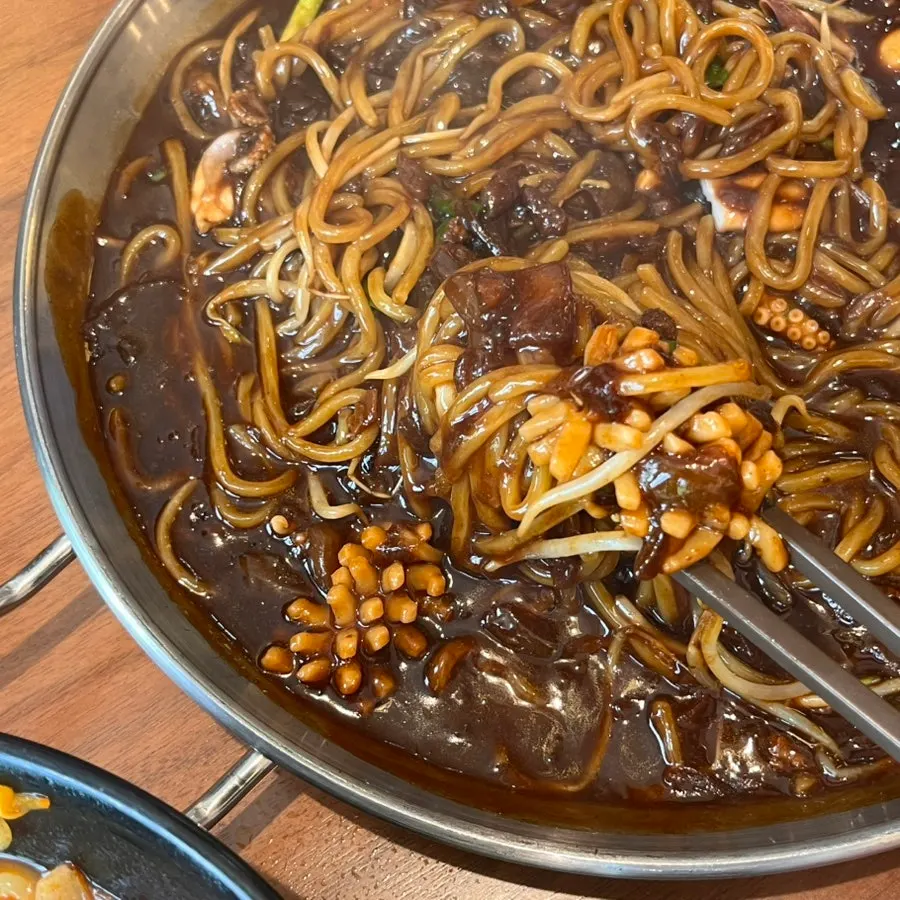 Springy jjampong noodles