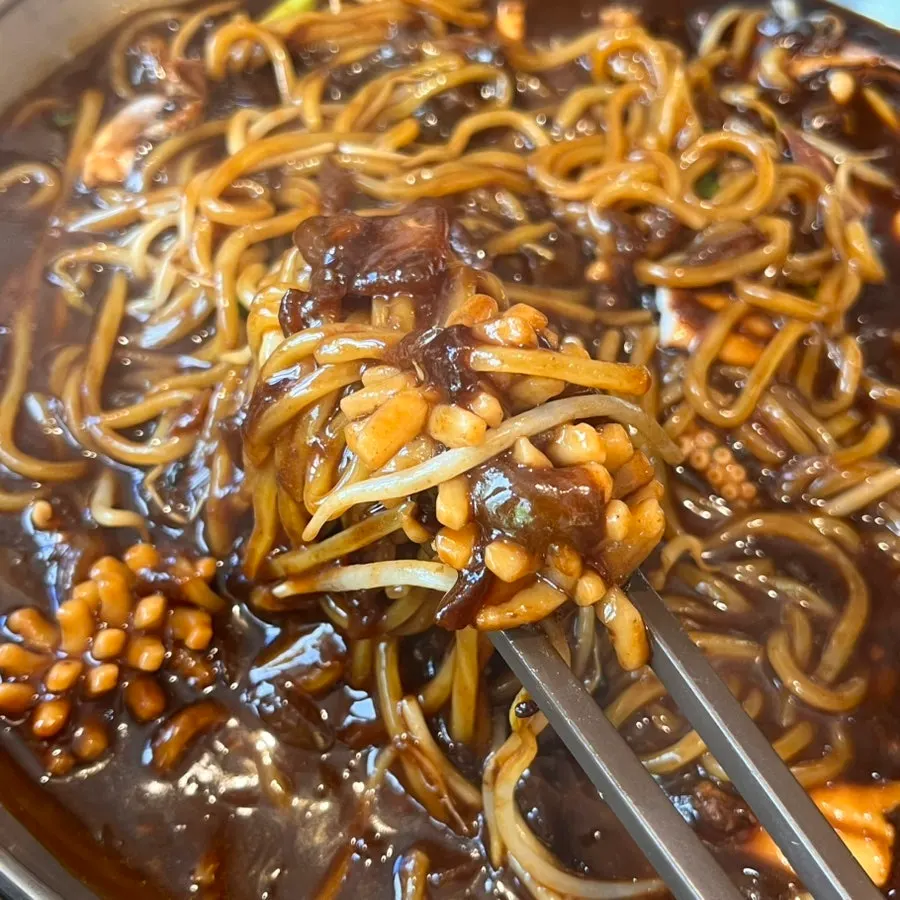 Seafood tray jjajang with rich sauce