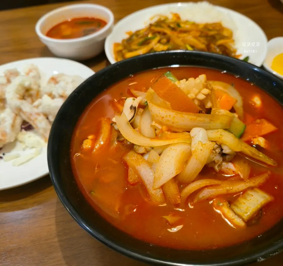 사골육수 베이스 해물짬뽕이 놓인 식탁