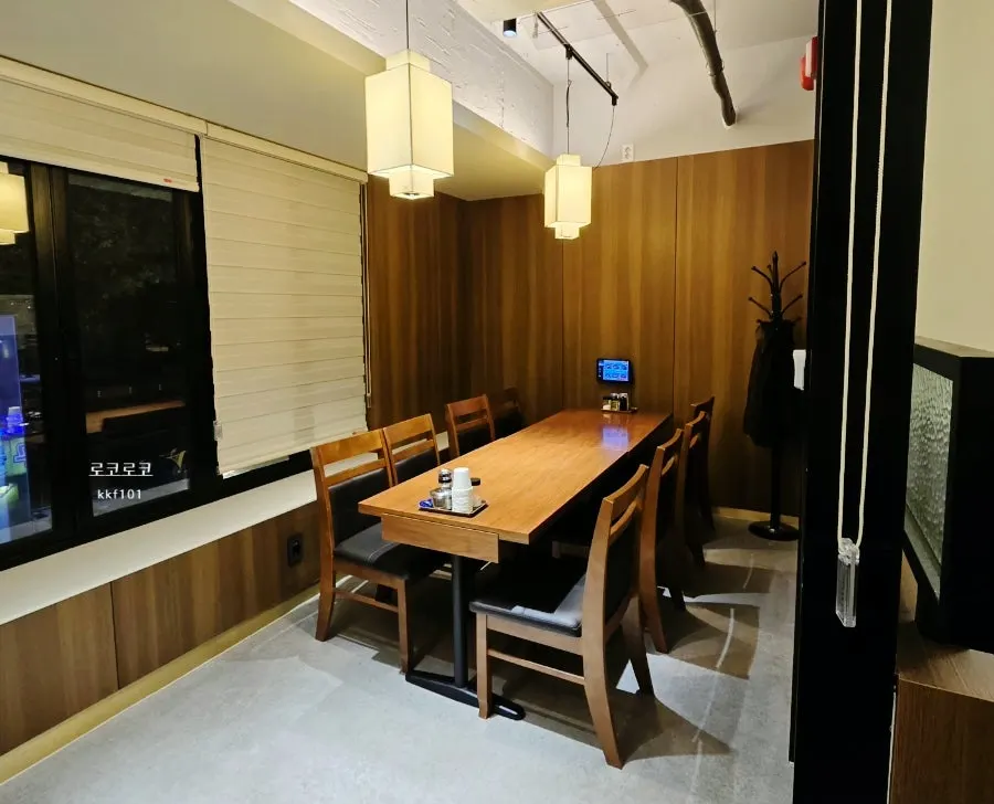 8인 테이블이 있는 단체 모임용 룸