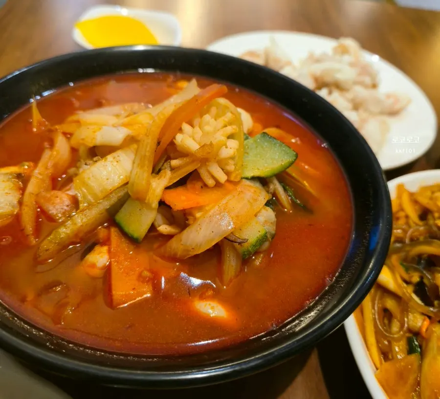 찐사골 해물짬뽕 한 그릇