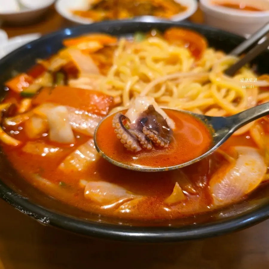 해물이 올라간 짬뽕 국물 클로즈업
