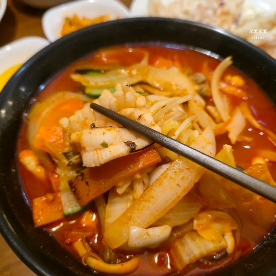 국물을 떠올린 찐사골 해물짬뽕