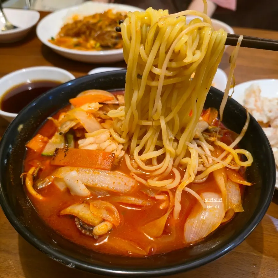 짬뽕 면발을 집어 올린 모습