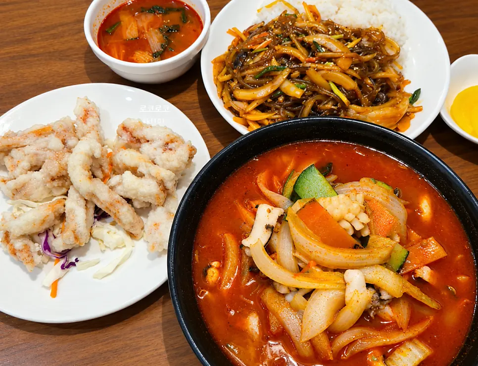 세 가지 메뉴를 함께 차린 중식 한 상