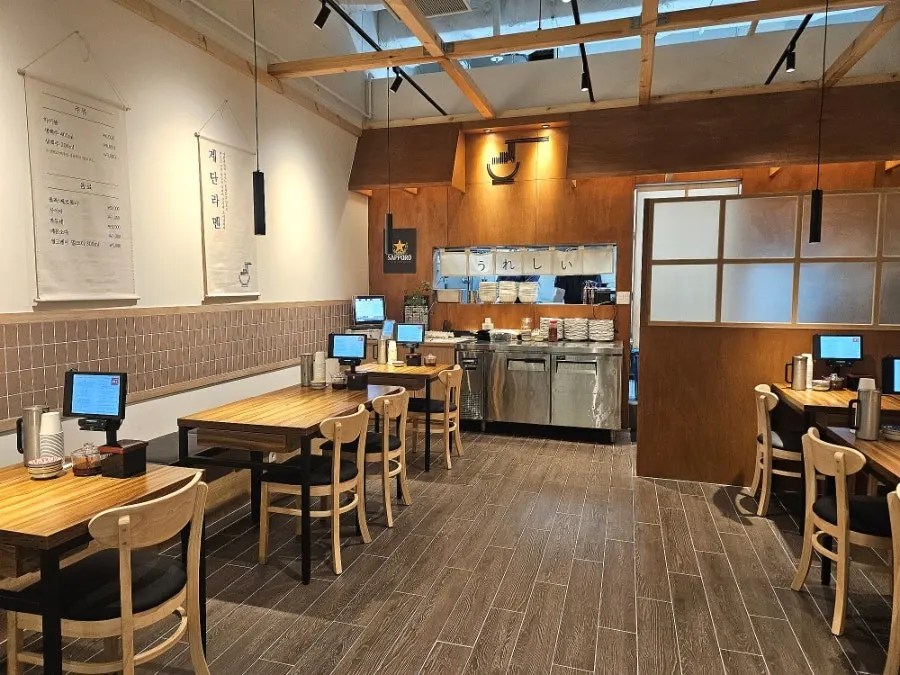 Clean interior at Gyedan Ramen Mokdong Branch