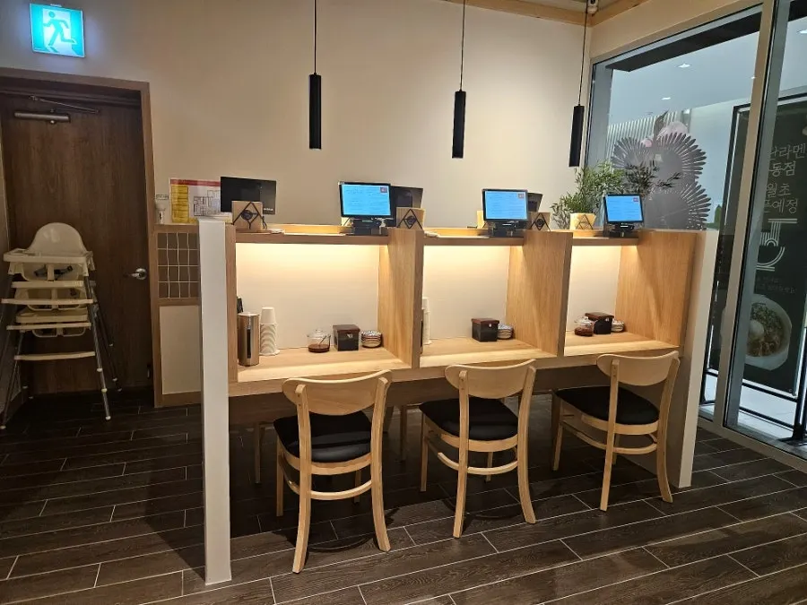 Wood-toned space at Gyedan Ramen Mokdong Branch