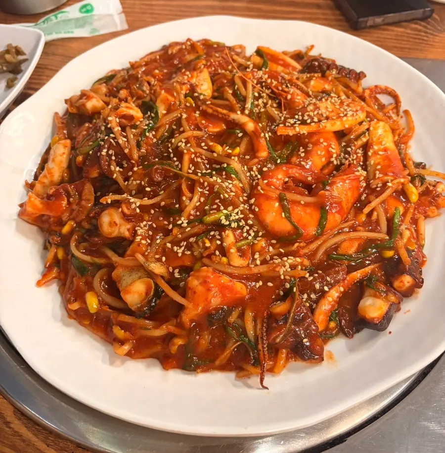 Medium haemuljjim full of octopus, shrimp, and whelk