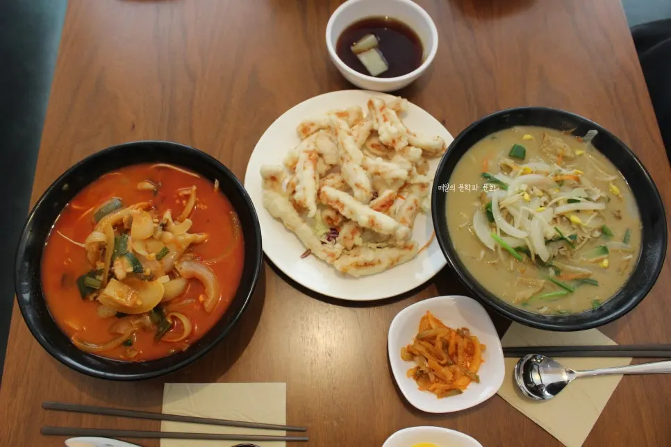 테이블에 차려진 짬뽕 두 그릇과 미니 탕수육