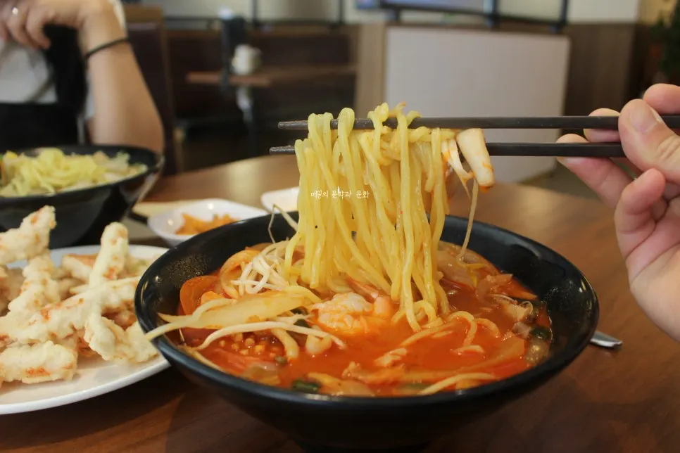 얼큰한 사골 짬뽕 국물 클로즈업