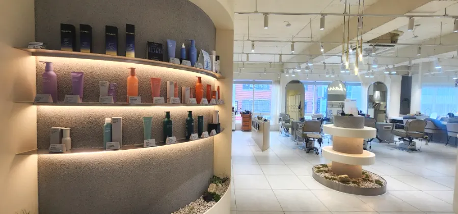 ホワイトトーンのインテリアのChamer店内