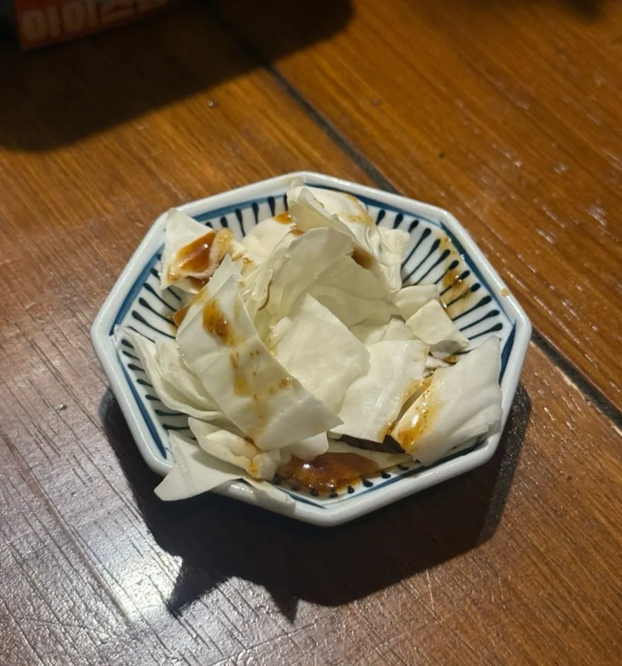 Crisp cabbage with sauce