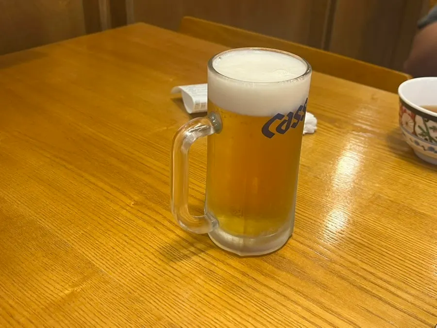 연어가 넉넉히 올라간 사케동과 카스 생맥주