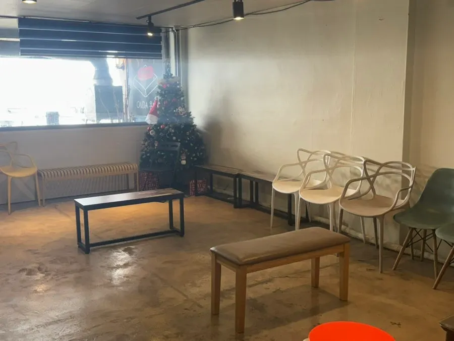 온다 동해묵호본점 가게 앞 주차장과 건물