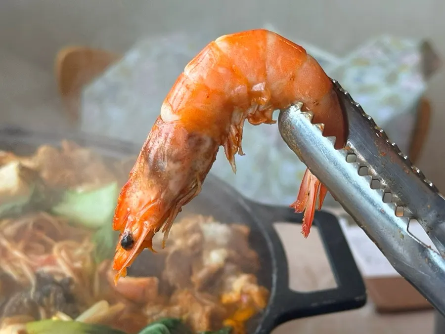 껍데기에서 빼낸 조개살과 자른 문어