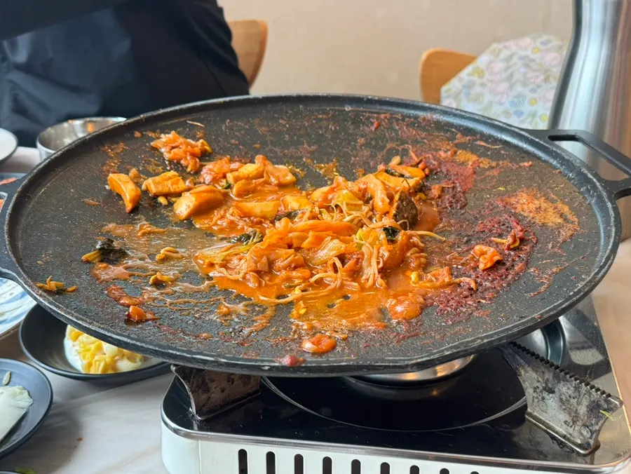 간장 와사비 소스에 찍은 전복과 고기