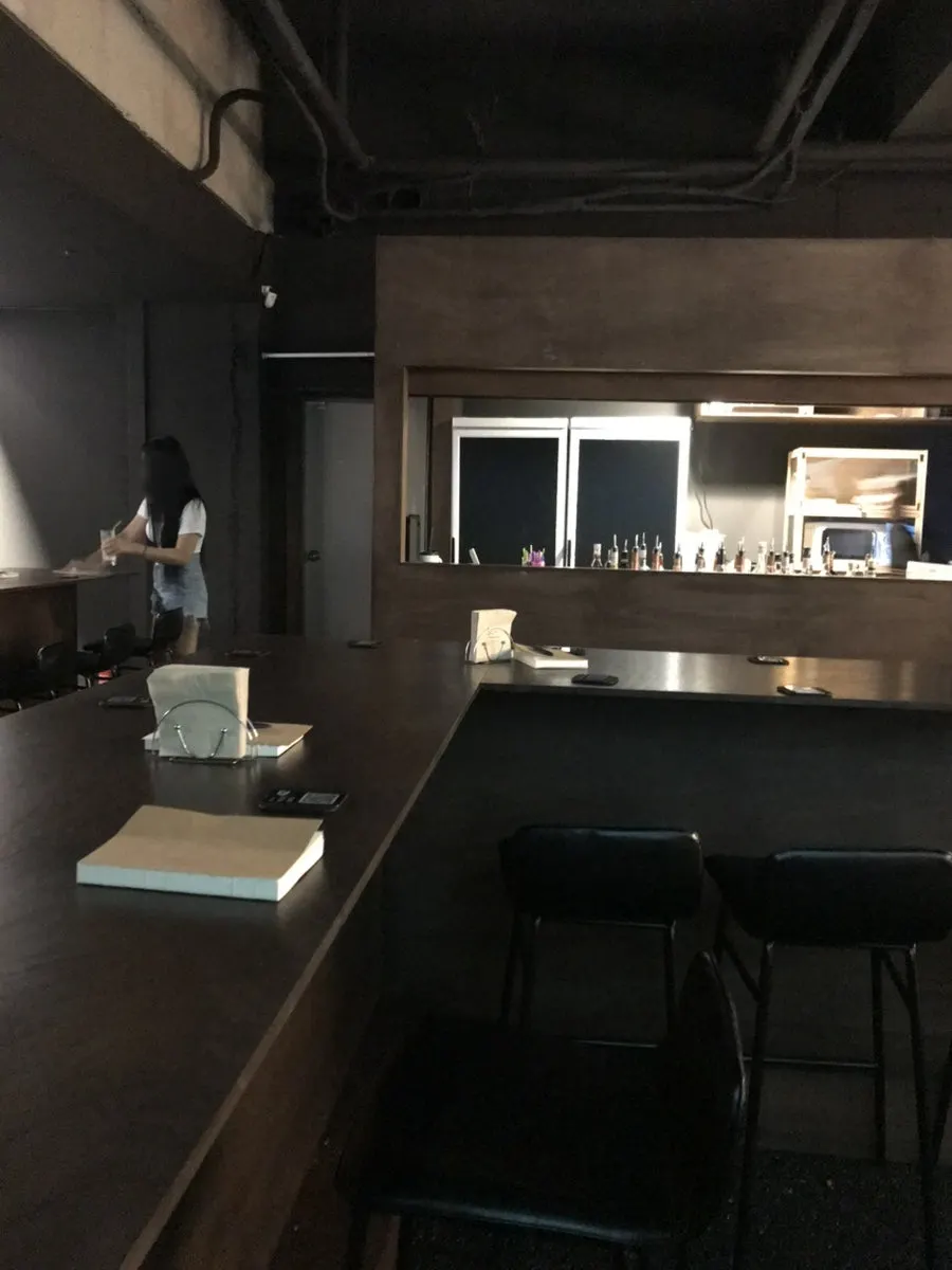 온도 혼술바 봉명점 세로 구도의 실내 모습