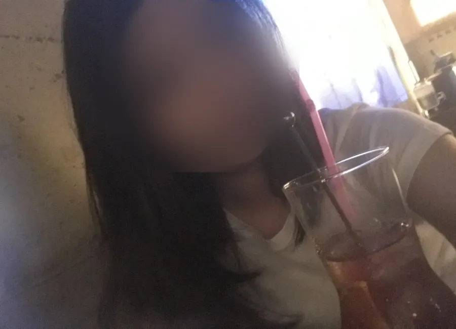 밝지도 어둡지도 않은 조명의 혼술바 내부