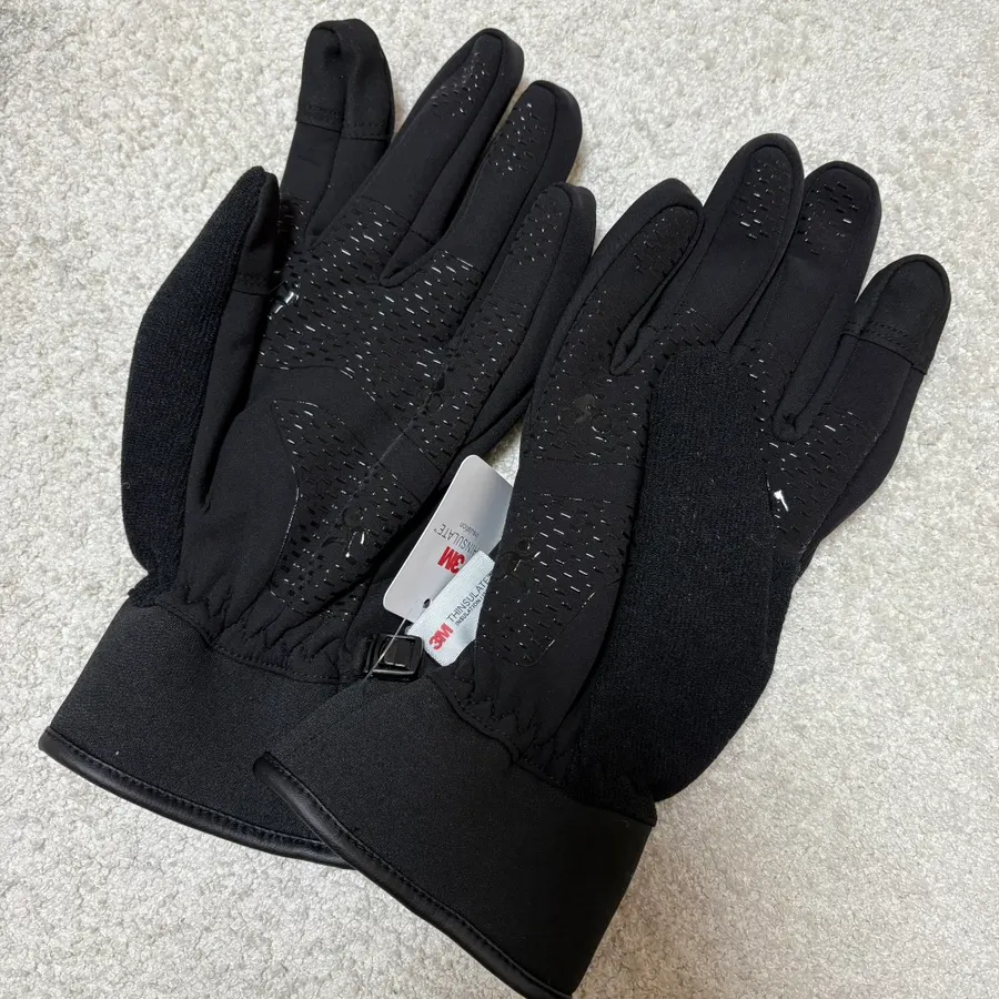 Front view of 3M Thinsulate ski gloves