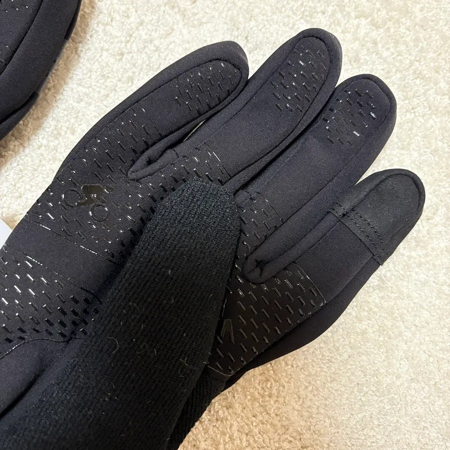 Oneable ski gloves before wearing