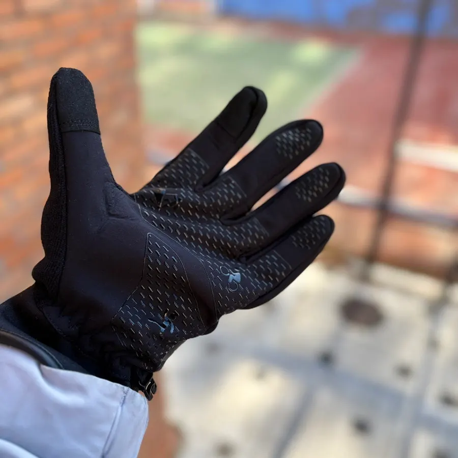 Non-slip palm pad on ski gloves