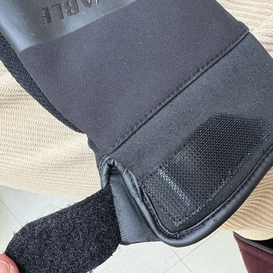 Winter gloves worn in size S