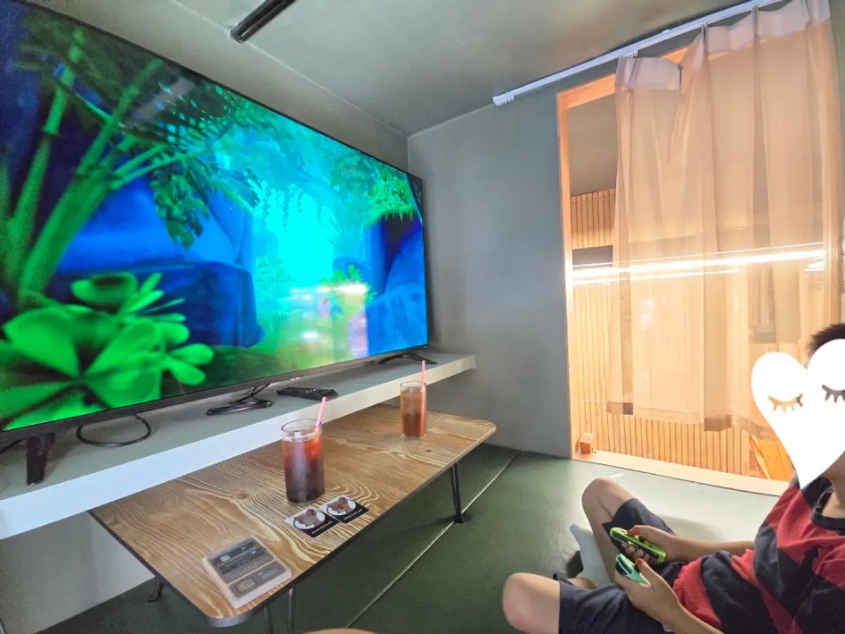 Kirby gameplay on screen in the Nintendo room