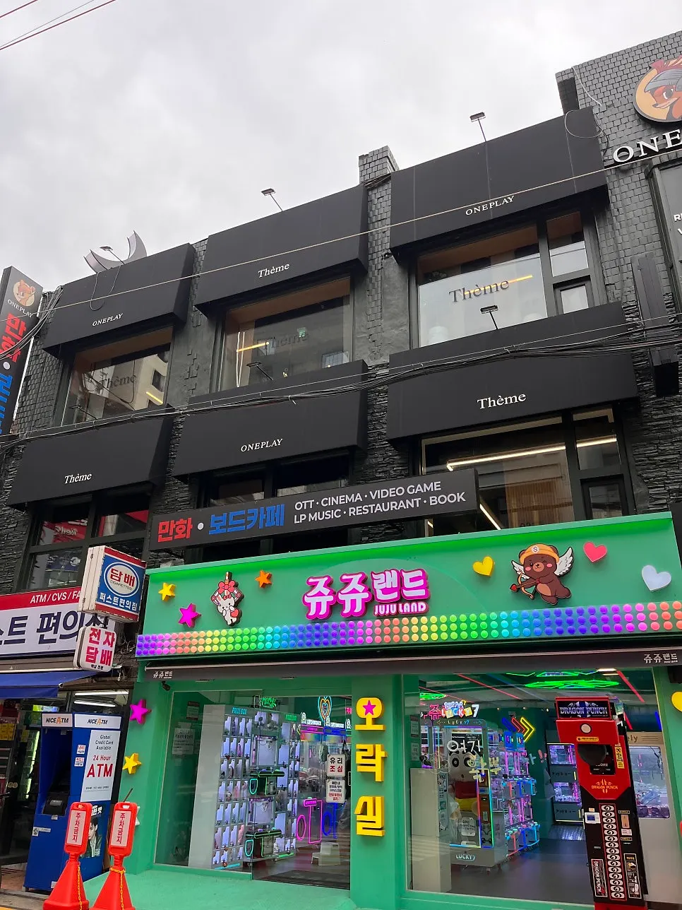 Black monotone exterior of One Play Jamsil Branch