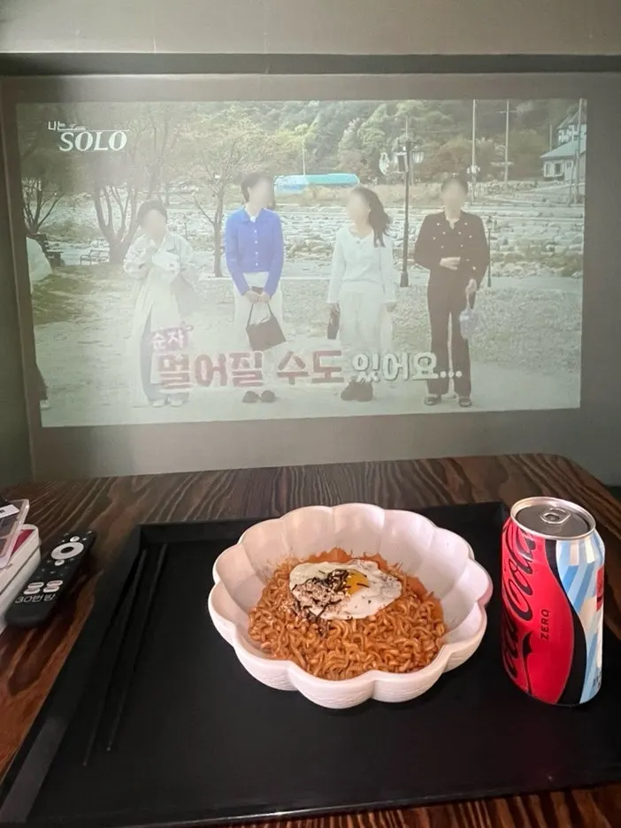Buldak-bokkeummyeon topped with a fried egg, served with cola