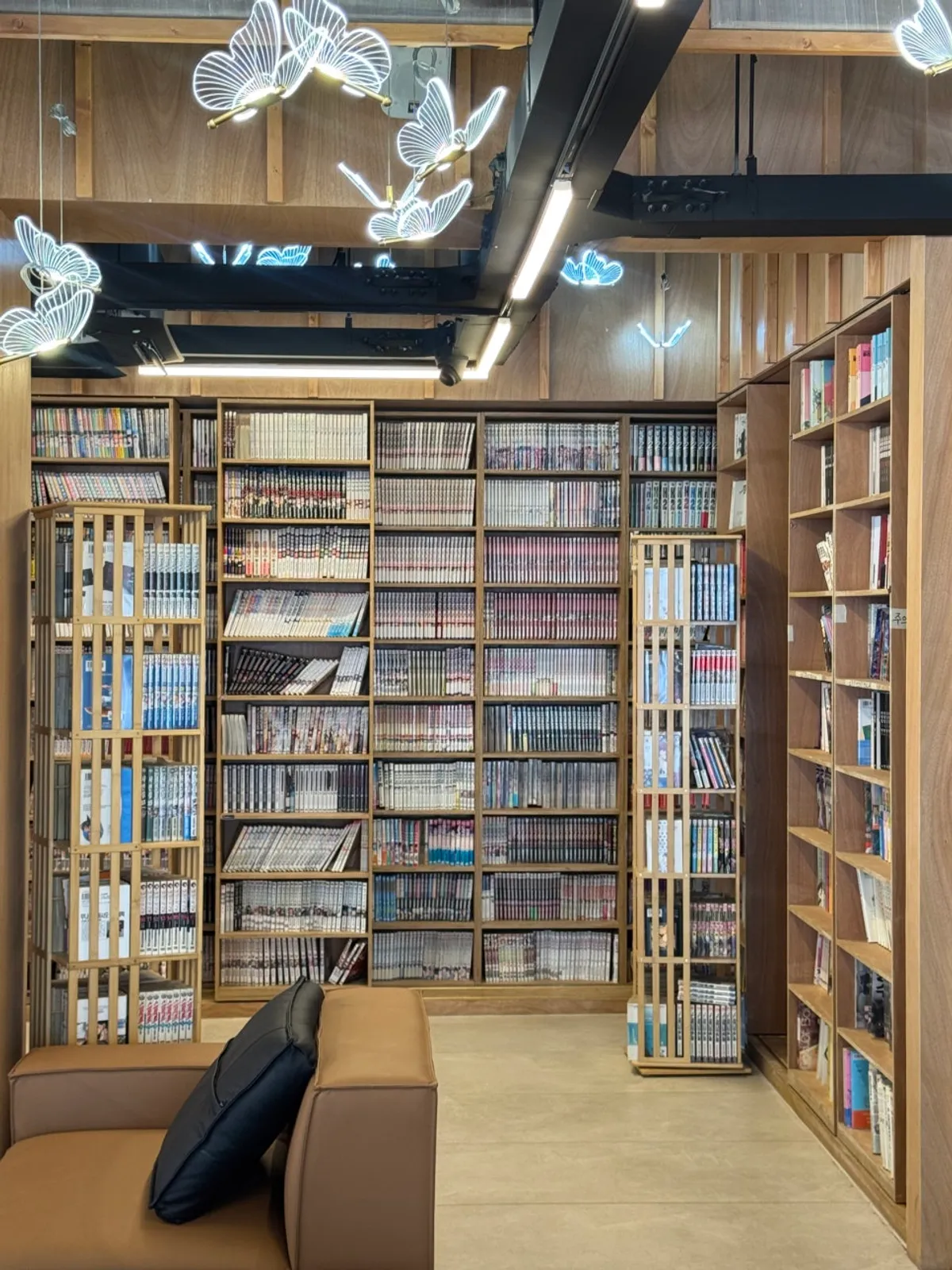 Open, spacious interior of One Play Jamsil Branch