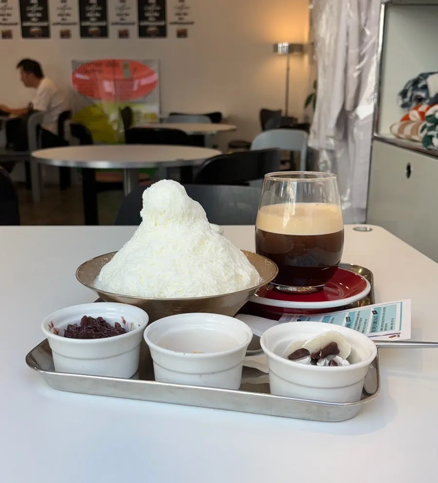 Vertical shot of Wonz Coffee bingsu and coffee