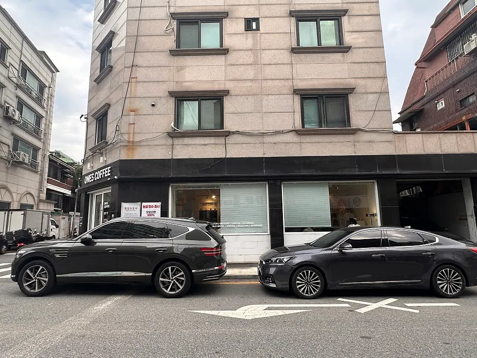 깔끔한 느낌의 원즈커피 외관