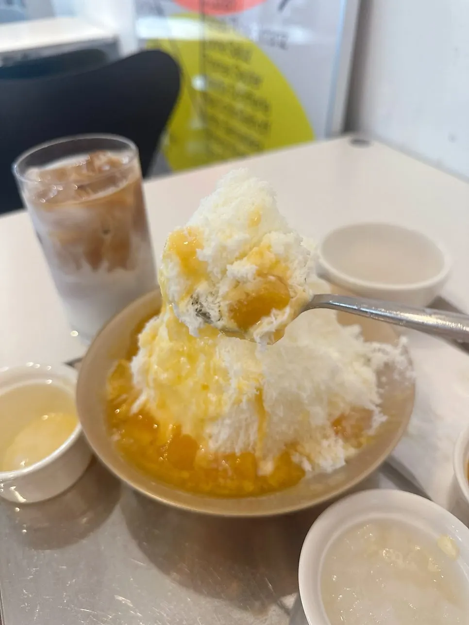 눈꽃망고빙수와 함께 나온 코코넛