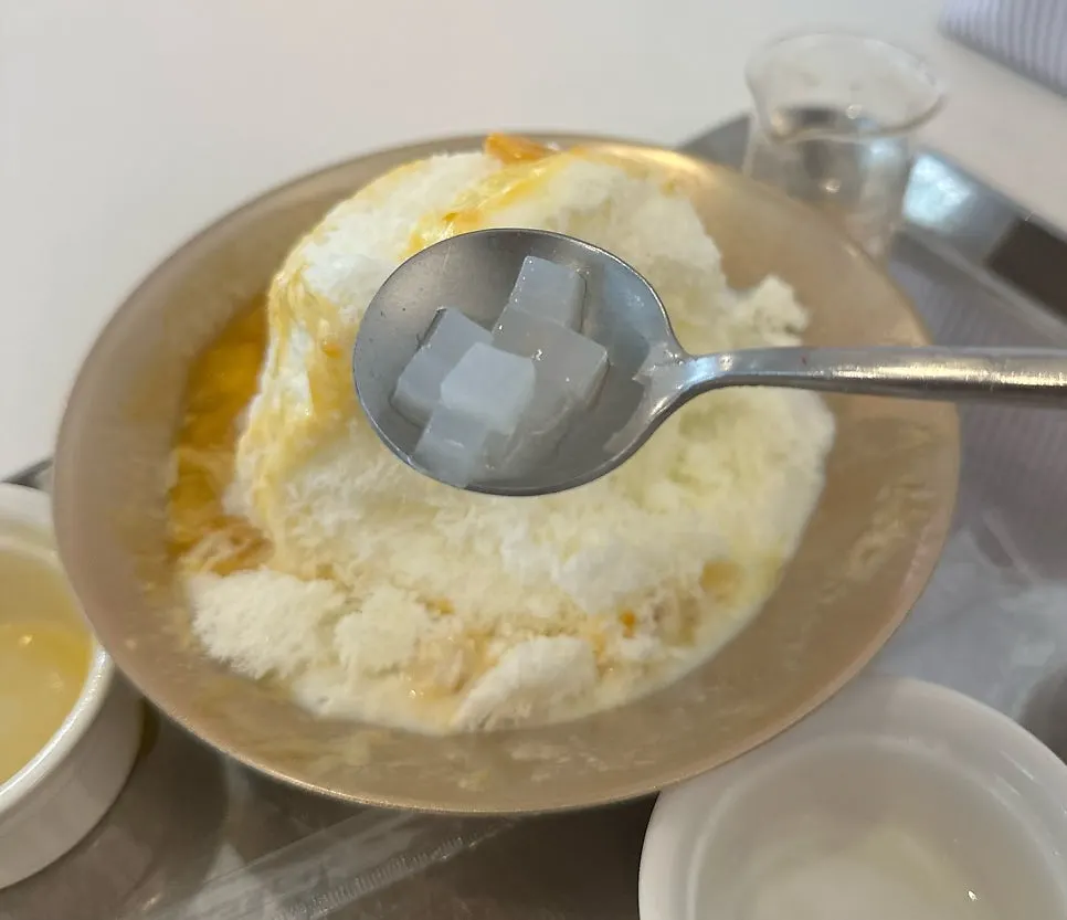 눈꽃망고빙수와 커피가 놓인 테이블