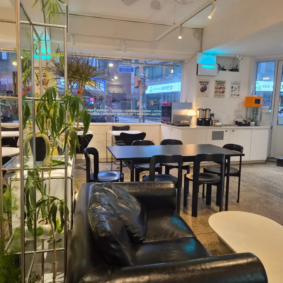 A photogenic corner of Wonz Coffee
